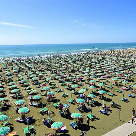 アパート Relax And Enjoy Flat With Pool 150m From The Sea